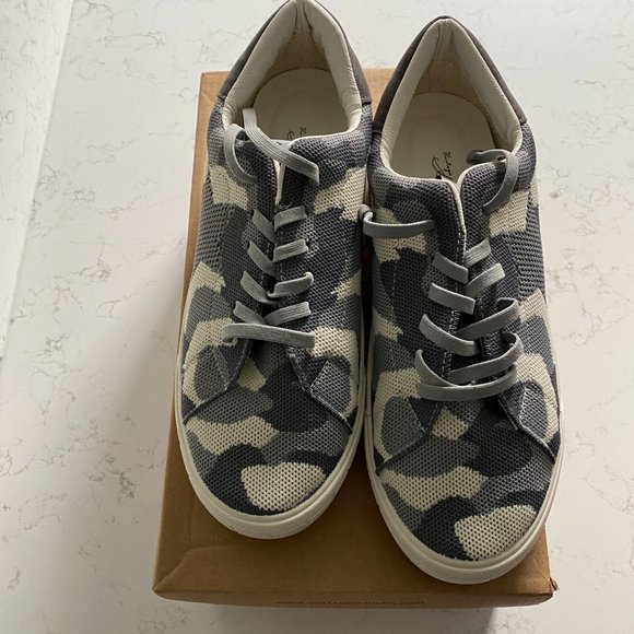 NWT Vintage Havana Fly Pattern Unique Sneakers - Picture 2 of 13